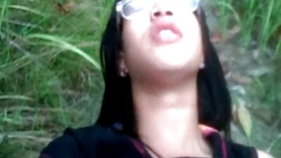 Едно безплатни порно видеоклипове секси момиче с косички събира всичките си естествени цици