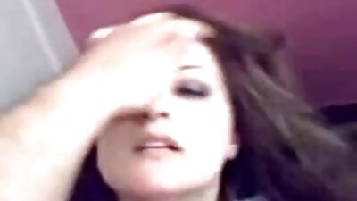 Момиче със завързани очи се чука на българско безплатно порно черния диван