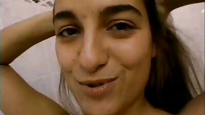 Грудаста млада дама се забива аматьорски порно клипове на задната седалка на колата