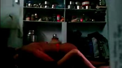 Млада брюнетка примамва доведения си баща прно клипове в забранен секс на дивана